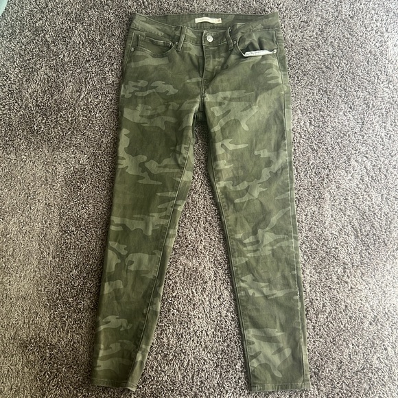 Levi's Pants - Women’s camouflage 711 skinny Levi jeans size 28